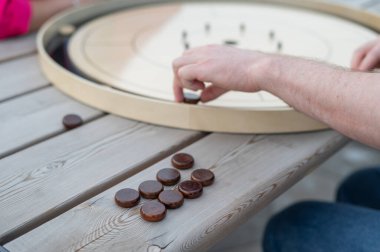 Stratejik Oyun Parçaları Tahta Tahta Crokinole üzerinde