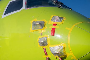 Açık havada onarım yapılan uçak.