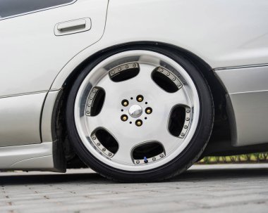 Özel Araba Tekerleği ve Tekerlek Mükemmelliğinin Yakın Çekimi