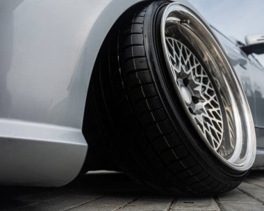 Özel Araba Tekerleği ve Tekerlek Mükemmelliğinin Yakın Çekimi