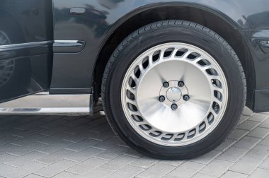 Özel Araba Tekerleği ve Tekerlek Mükemmelliğinin Yakın Çekimi