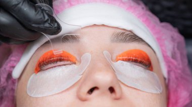 Beyaz kadın kirpik temizleme prosedüründen geçiyor.