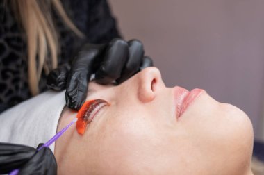 Beyaz kadın kirpik temizleme prosedüründen geçiyor.