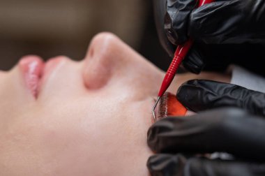 Beyaz kadın kirpik temizleme prosedüründen geçiyor.