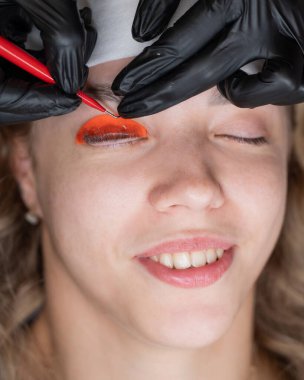 Beyaz kadın kirpik temizleme prosedüründen geçiyor.