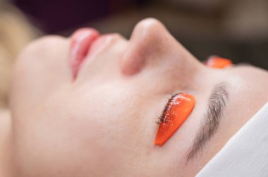 Beyaz kadın kirpik temizleme prosedüründen geçiyor.