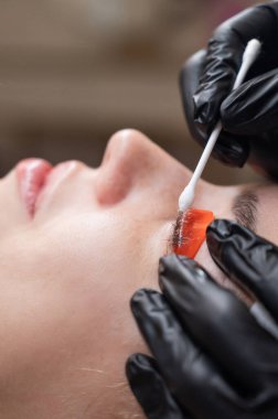 Beyaz kadın kirpik temizleme prosedüründen geçiyor.