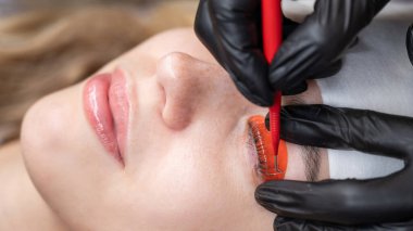 Beyaz kadın kirpik temizleme prosedüründen geçiyor.