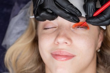 Beyaz kadın kirpik temizleme prosedüründen geçiyor.