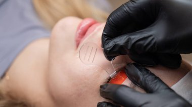 Beyaz kadın kirpik temizleme prosedüründen geçiyor.