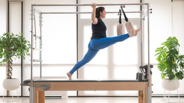 Reformcu Üzerinde Pilates Yapan Odaklanmış Kadın