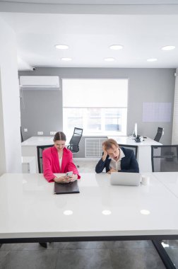 Kafkasyalı İş kadını Smartphone kullanırken, meslektaşının iş yerinde sorunları var