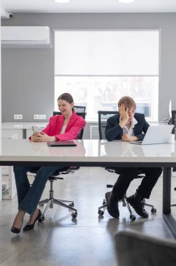 Kafkasyalı İş kadını Smartphone kullanırken, meslektaşının iş yerinde sorunları var