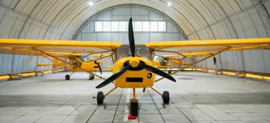 Sarı uçak, hangarda.