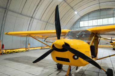 Sarı uçak, hangarda.