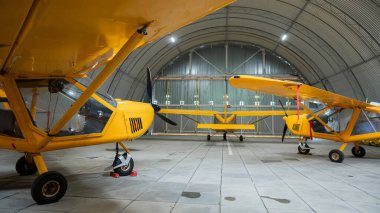 Sarı uçak, hangarda.
