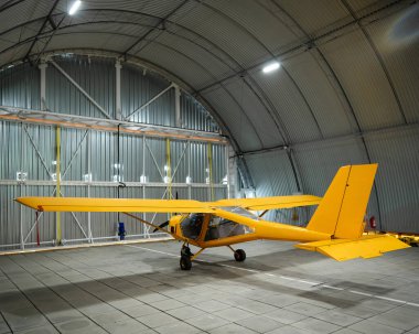 Sarı uçak, hangarda.