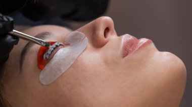 Beyaz kadın kirpik temizleme prosedüründen geçiyor.