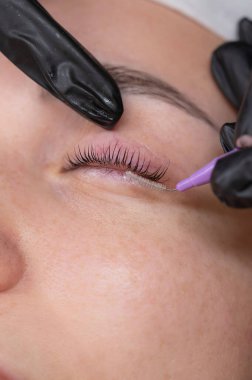 Salonda Profesyonel Kirpik Uzatma Uygulama Süreci