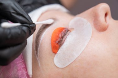 Profesyonelce kaplama ve kirpik boyama süreci.