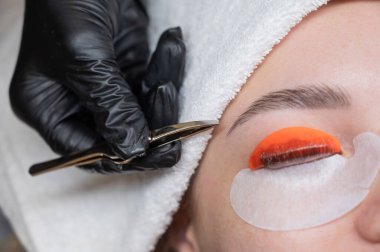 Beyaz kadın kirpik temizleme prosedüründen geçiyor.