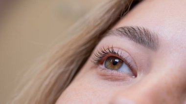 Kirpik kaplama prosedüründen sonra bir kadının gözlerine yakın çekim