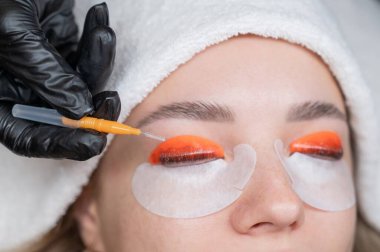 Beyaz kadın kirpik temizleme prosedüründen geçiyor.