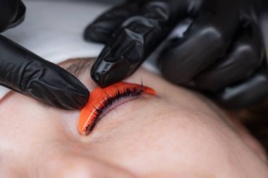 Profesyonelce kaplama ve kirpik boyama süreci.