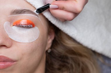 Profesyonelce katlama, kirpik boyama ve kaş boyama süreci.