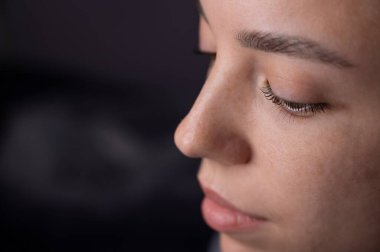 Kirpik kaplama işleminden sonra bir kadının yakın plan portresi