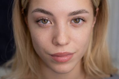 Kirpik kaplama işleminden sonra bir kadının yakın plan portresi