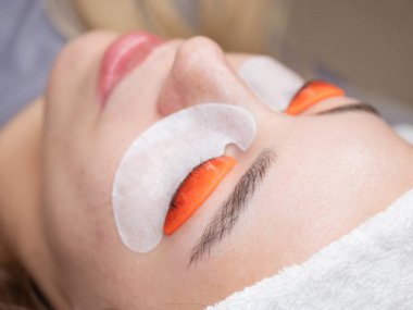 Beyaz kadın kirpik temizleme prosedüründen geçiyor.