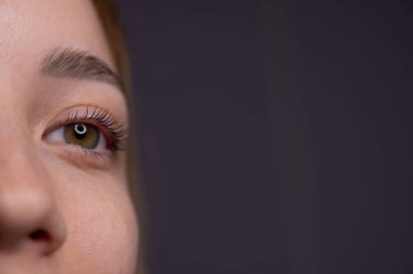 Kirpik kaplama prosedüründen sonra bir kadının gözlerine yakın çekim