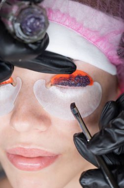 Profesyonelce kaplama ve kirpik boyama süreci.