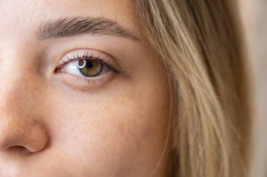 Kirpik kaplama prosedüründen sonra bir kadının gözlerine yakın çekim