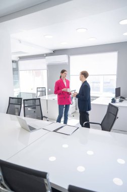 Meslektaşlar kahve içip iş arasında konuşurlar.