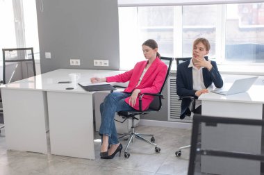 İş yerinde iş arkadaşları iletişim kurar