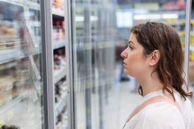 Süpermarkette Donmuş Gıda Bölümü 'ne Bakan Kadın