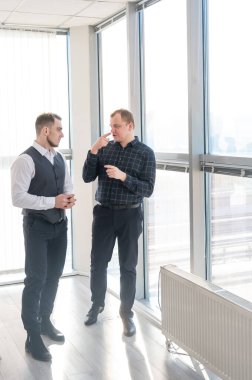 Ofiste konuşan iki beyaz adam.