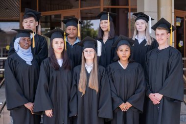 Mezuniyet elbiseli çok uluslu öğrenciler.