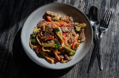 Sığır eti, mantar ve sebzeli makarna.