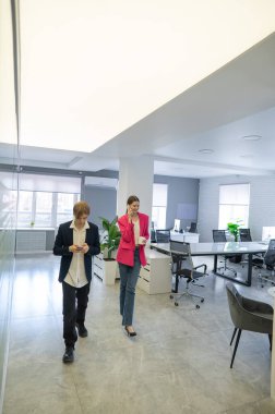 Meslektaşlar iş aralarında akıllı telefon kullanırlar