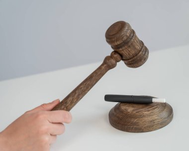 Hakimler tokmak ve elektronik sigara. Tütün ısıtma sistemi