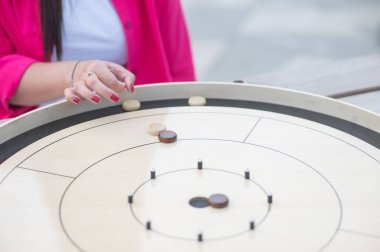 Stratejik Oyun Parçaları Tahta Tahta Crokinole üzerinde