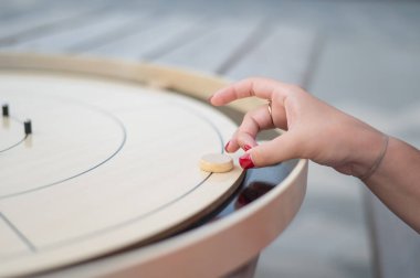 Stratejik Oyun Parçaları Tahta Tahta Crokinole üzerinde