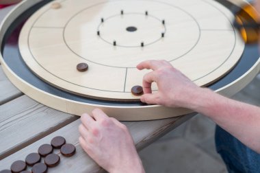 Stratejik Oyun Parçaları Tahta Tahta Crokinole üzerinde