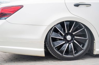 Özel Araba Tekerleği ve Tekerlek Mükemmelliğinin Yakın Çekimi