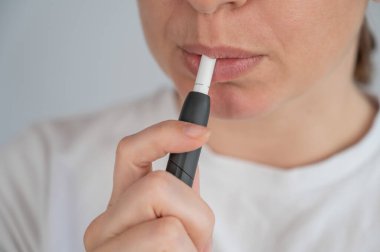 Tütün tütünü içen bir kadın. Elektronik sigara.
