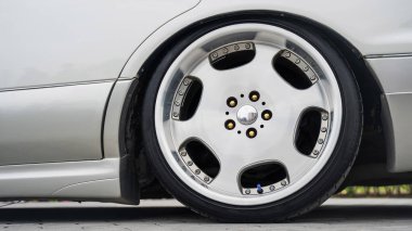 Özel Araba Tekerleği ve Tekerlek Mükemmelliğinin Yakın Çekimi