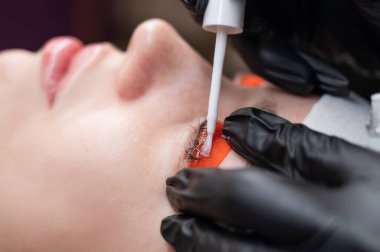 Beyaz kadın kirpik temizleme prosedüründen geçiyor.